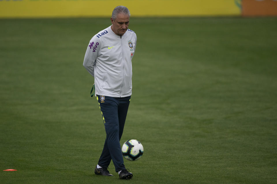 Tite, técnico de la selección de Brasil, patea un balón durante una sesión de entrenamiento en el complejo conocido como Granja Comary con miras a la Copa America, en Teresópolis, en las afueras de Río de Janeiro, Brasil, el domingo 2 de junio de 2019. (AP Foto/Leo Correa)