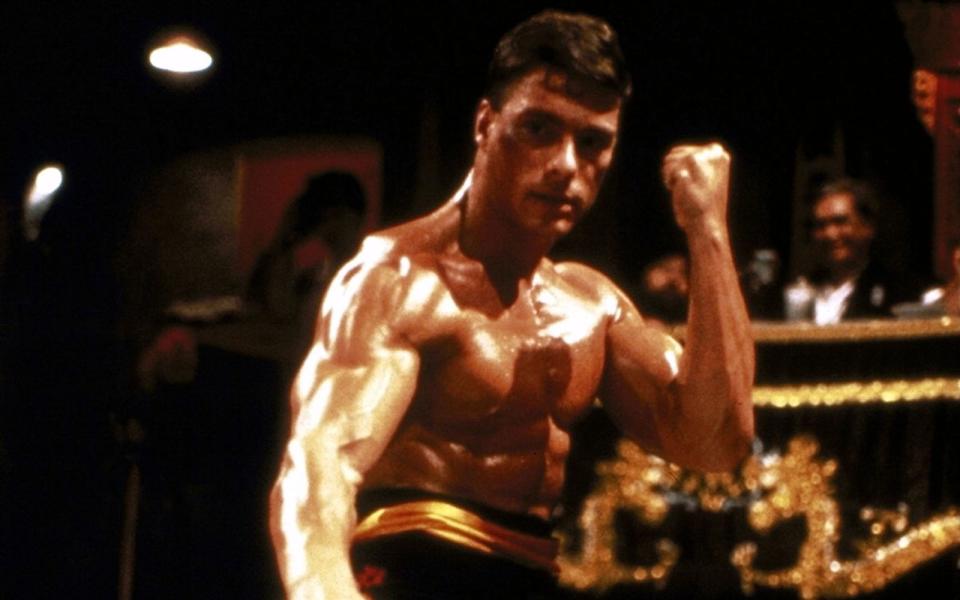 Er begann als Türsteher und wurde zu einem Aushängeschild des Martial-Arts-Actionfilms: Ohne Jean-Claude Van Damme wäre das Kino der 80-er nicht denkbar. Ob in "Karate Tiger", als "Cyborg", "Leon" oder später als "Street Fighter" und "Timecop": Der Belgier, stand immer für Action - und formvollendete Spagate und Roundhouse-Kicks! (Bild: Cannon Group)