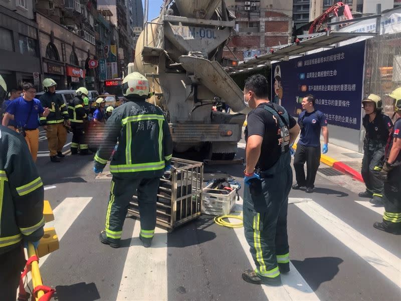 水泥車太過沈重，消防人員一度無法將車輛抬起。（圖／翻攝畫面）