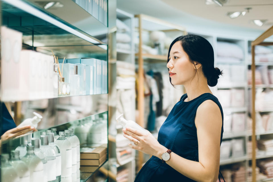 Las industrias cosmética y farmacéutica han incorporado con éxito los polifenoles en las fórmulas de muchos productos, con lo cual es posible encontrar desde cremas hidratantes, geles, champús, cremas antifúngicas hasta sueros. (Getty Creative)