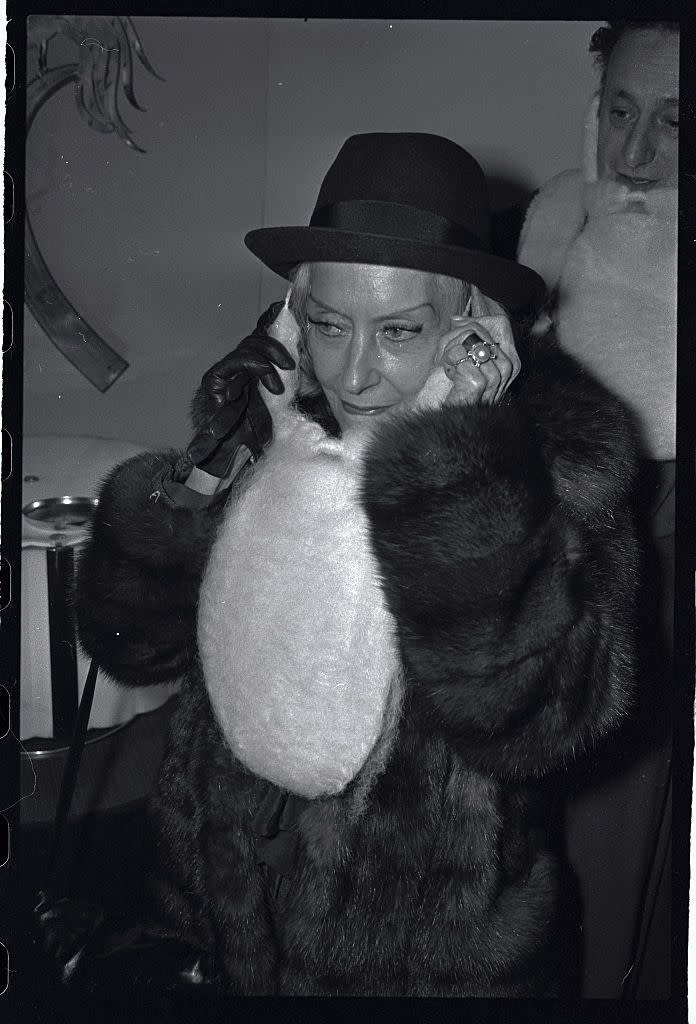 1978: Gloria Swanson gets into the Christmas spirit