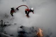 Émaillée par divers incidents, cette journée de manifestations à Paris a également vu les pompiers être pris à partie et empêchés par certains individus de faire leur travail en éteignant des incendies volontaires. La préfecture de police de Paris sur son compte Twitter a pour sa part dénoncé une "attitude scandaleuse des manifestants qui ont jeté des pavés sur les pompiers de Paris". ©PHILIPPE LOPEZ/AFP via Getty Images)