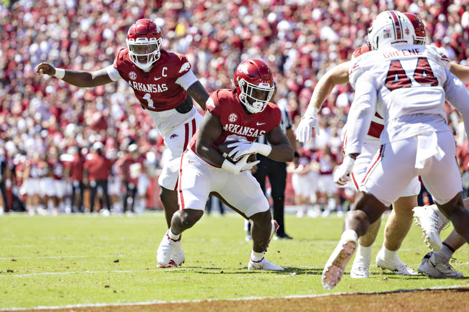 FAYETTEVILLE, ARKANSAS – SEPTEMBER 10: K.J. Jefferson #1 hands off the ball to Rashod Dubinion #6 of the Arkansas Razorbacks for a touchdown in the first half of a game against the <a class="link " href="https://sports.yahoo.com/ncaaw/teams/south-carolina/" data-i13n="sec:content-canvas;subsec:anchor_text;elm:context_link" data-ylk="slk:South Carolina Gamecocks;sec:content-canvas;subsec:anchor_text;elm:context_link;itc:0">South Carolina Gamecocks</a> at Donald W. Reynolds Razorback Stadium on September 10, 2022 in Fayetteville, Arkansas. (Photo by Wesley Hitt/Getty Images)