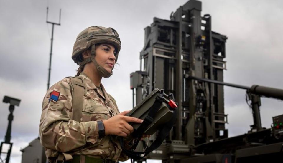 天刀飛彈防禦系統採用垂直發射的8連裝「陸地攔截者」。圖為英軍女兵操作舉升發射架。    圖：翻攝英國國防部網站
