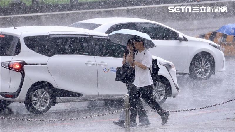 今日至下週三午後注意局部雷擊、強風、瞬間大雨等「大雷雨」的威脅。（圖／記者鄭孟晃攝影）