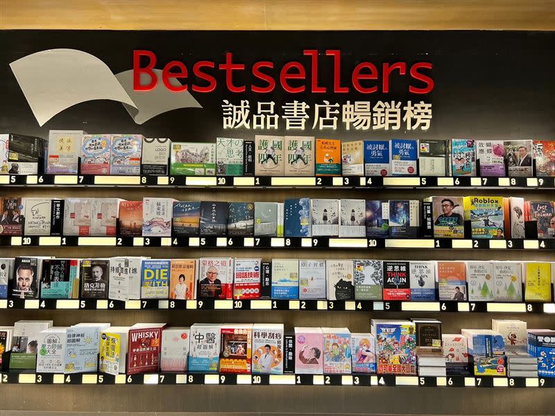 誠品書店公布2023年度中文TOP 10暢銷書榜，心理療癒類作品持續霸榜。（圖／誠品提供）