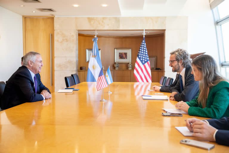 El canciller Santiago Cafiero junto al embajador Marc Stanley