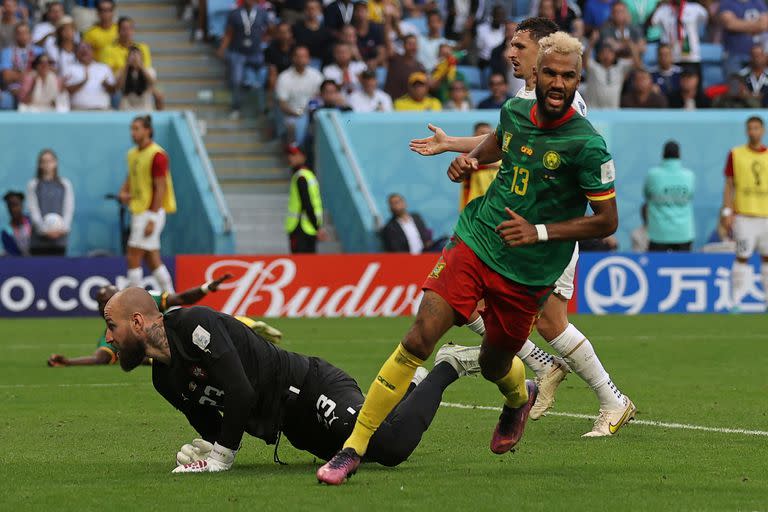 El jugador camerunés Eric Maxim Choupo-Moting convierte el tanto del empate ante Serbia
