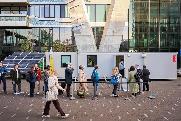 Los votantes hacen cola para votar frente a un colegio electoral en La Haya, el 6 de junio de 2024, el primer día de las elecciones al Parlamento Europeo