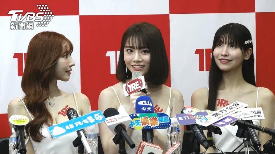 河北彩花（中）對於粉絲的要求幾乎照單全收。（圖／TVBS資料照）