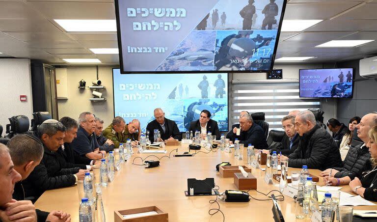 El primer ministro israelí, Benjamin Netanyahu, reunido con su gabinete de guerra en Beersheba