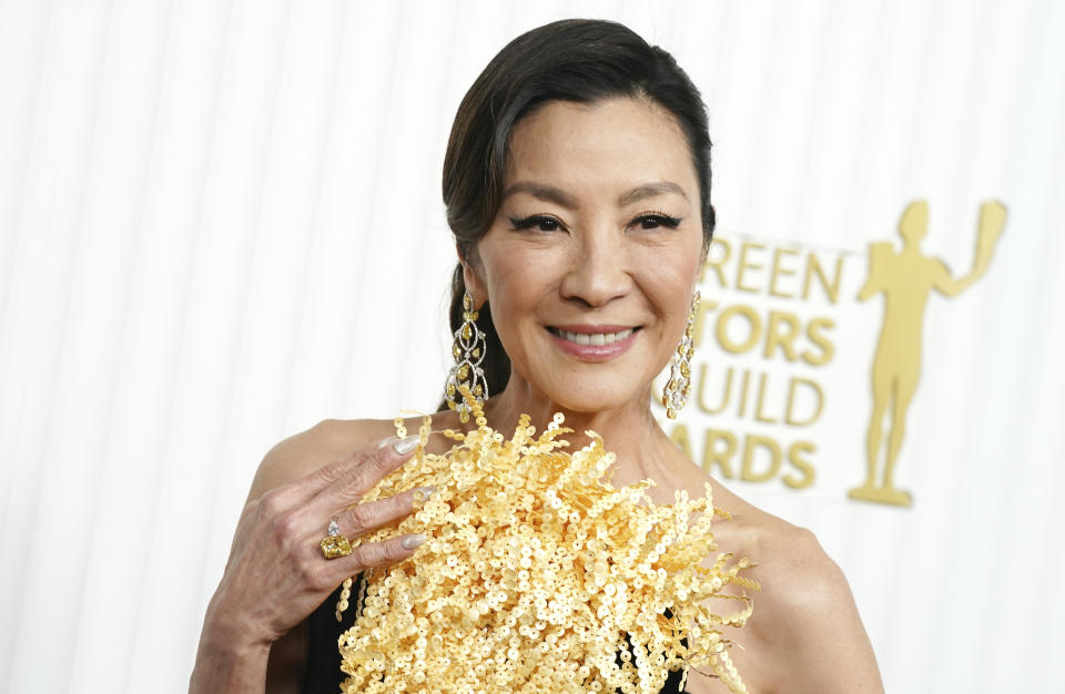 Michelle Yeoh llega a la 29a entrega anual de los Premios del Sindicato de Actores de la Pantalla el domingo 26 de febrero de 2023, en el hotel Fairmont Century Plaza en Los Angeles. (Foto Jordan Strauss/Invision/AP)