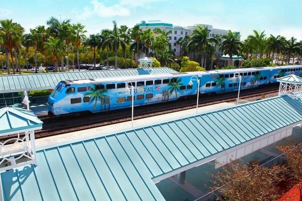 Los pasajeros de Tri-Rail disponen de diversas opciones de transporte en cada estación.