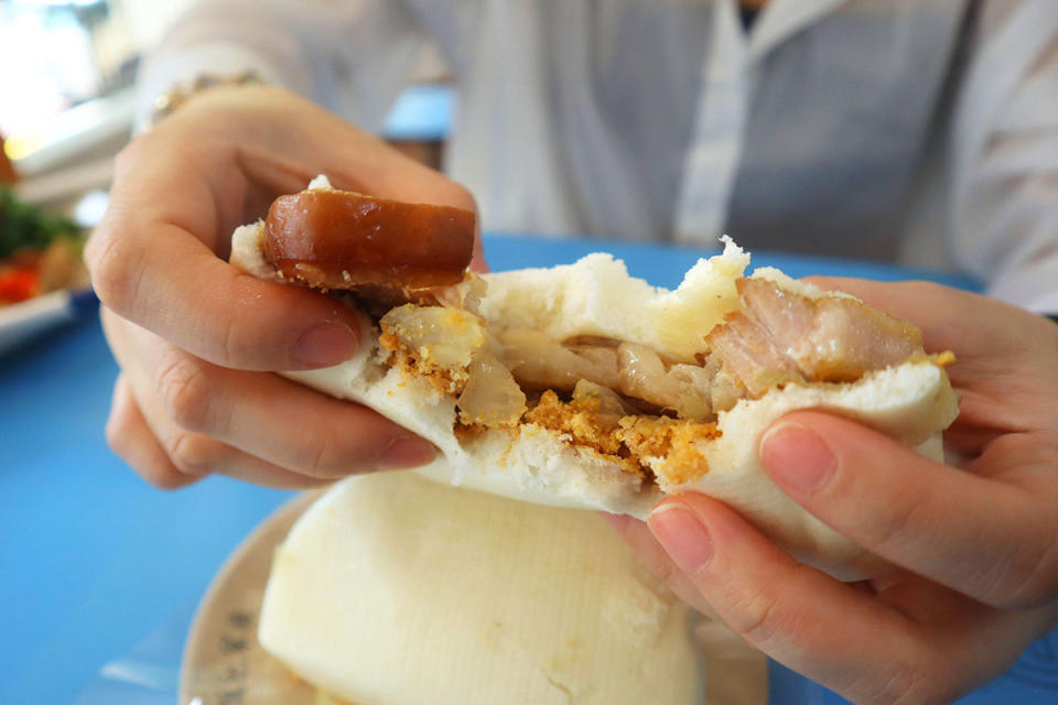 taiwan fan bao - gua bao torn in half