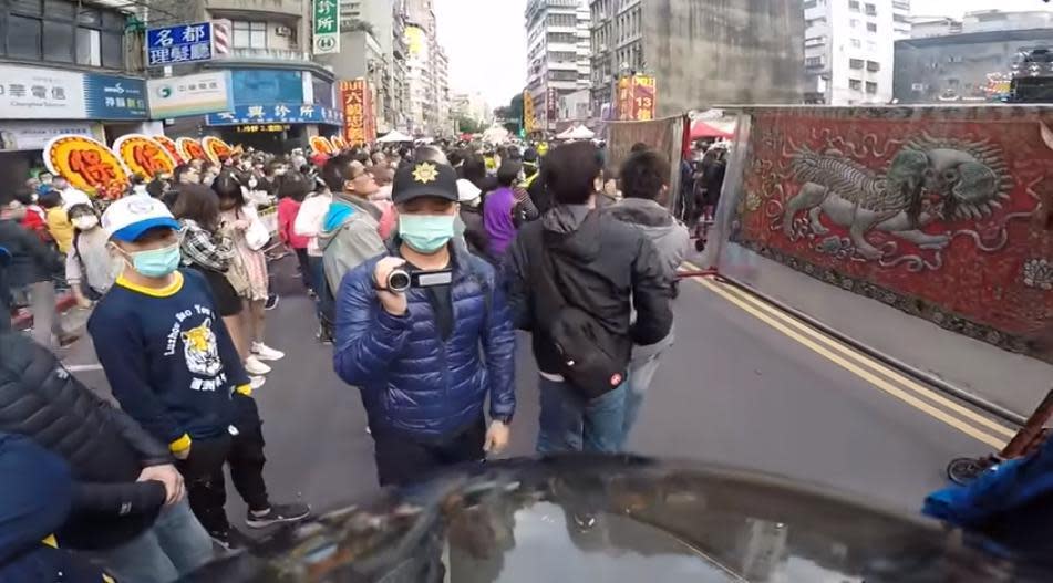 遭到員警制止的林男，下車後還試圖逼近蒐證中的員警。（翻攝自當事人YouTube）