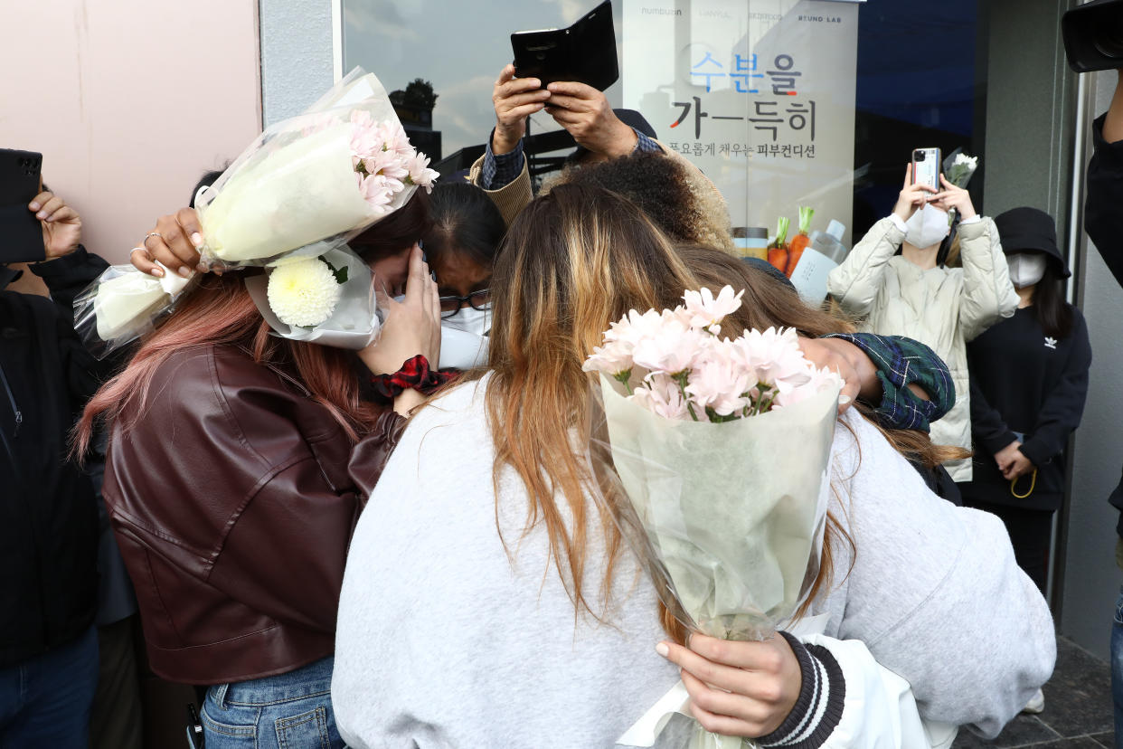 Gente rinde tributo a las víctimas de la tragedia de Halloween el pasado fin de semana en Seúl, Corea. | Foto: Chung Sung-Jun/Getty Images