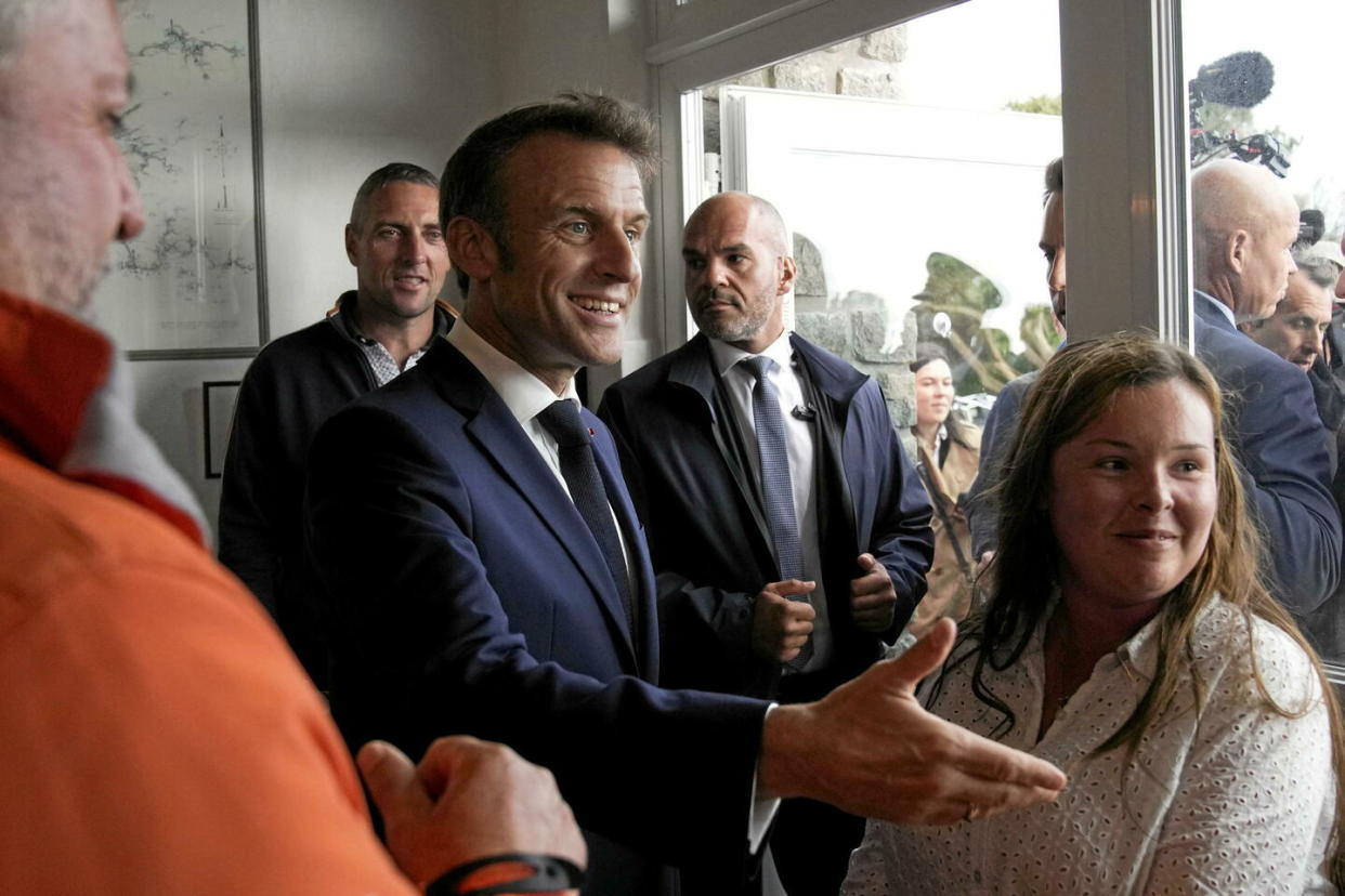 Emmanuel Macron est allé à la rencontre de Français sur l’île de Sein (Finistère), en marge de commémoration de l'appel du 18 Juin.  - Credit:Christophe Ena/AP/SIPA