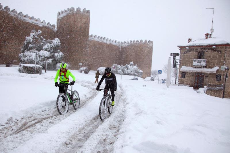 España: más de mil autos quedaron atrapados en la nieve en medio de un temporal