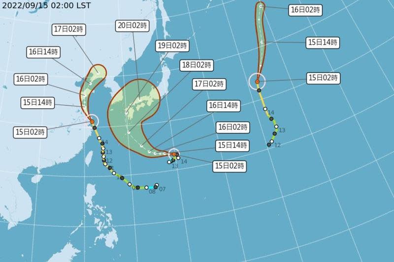 秋颱一個接一個，目前台灣附近海面上有3颱風共舞。（翻攝自中央氣象局）