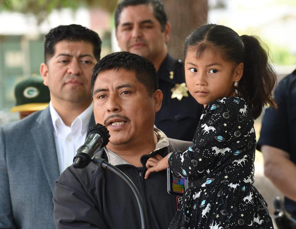 El presidente de la Fresno Mobile Food Vendor Association de Fresno, Miguel López, habla en el lanzamiento del programa piloto de seguridad para vendedores en el Mosqueda Center, el miércoles 30 de marzo de 2022. López espera que los líderes de la ciudad no olviden su promesa de proporcionar una cocina comercial para los vendedores.