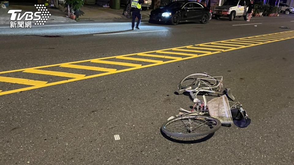 賓士車撞上單車，陳姓老翁傷重不治。（圖／TVBS）