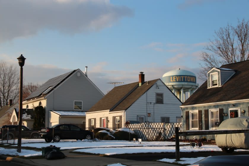 Small residential houses pictured in a street of Levittown, US, 10 December 2017. William Levitt built almost 17,500 of these in the vicinity of New York and thus created the first planned suburban setllement. The first families moved in in 1947 and 01 January 2018 marks the 70th anniversary of Levittown's official designation as a suburb. Photo by: Christina Horsten/picture-alliance/dpa/AP Images