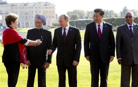 Brazil's President Dilma Rousseff gestures next to India's Prime Minister Manmohan Singh, Russia's President Vladimir Putin, China's President Xi Jinping and South African President Jacob Zuma (L-R) as they pose for a picture after a BRICS leaders' meeting at the G20 Summit in Strelna near St. Petersburg, September 5, 2013. REUTERS/Sergei Karpukhin