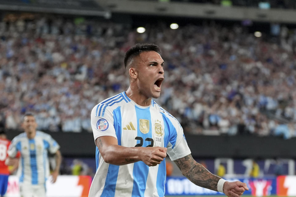 El argentino Lautaro Martínez celebra marcar el primer gol de su equipo contra Chile durante un partido de fútbol del Grupo A de la Copa América en East Rutherford, Nueva Jersey, el martes 25 de junio de 2024.