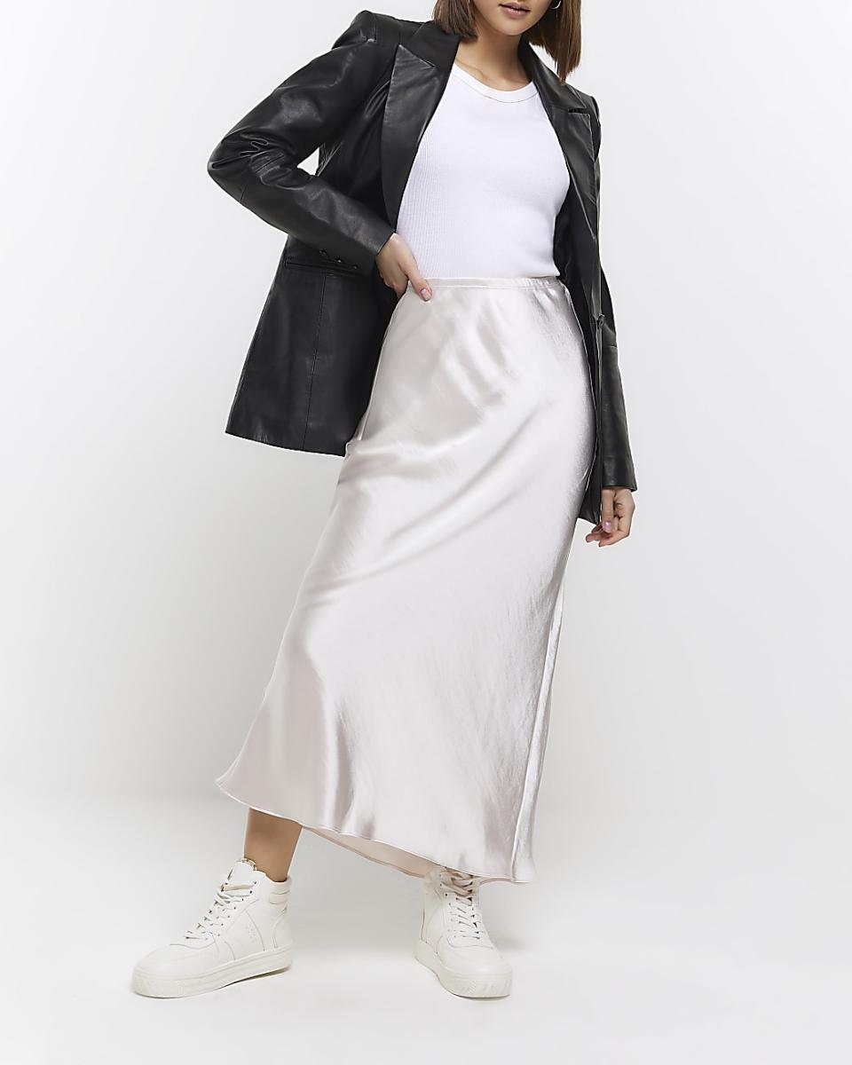 <p><a href="https://go.redirectingat.com?id=74968X1596630&url=https%3A%2F%2Fwww.riverisland.com%2Fus%2Fp%2Fstone-satin-maxi-skirt-754164&sref=https%3A%2F%2Fwww.thepioneerwoman.com%2Ffashion-style%2Fg43721717%2Fmaxi-skirts%2F" rel="nofollow noopener" target="_blank" data-ylk="slk:Shop Now;elm:context_link;itc:0;sec:content-canvas" class="link ">Shop Now</a></p><p>River Island Stone Satin Maxi Skirt</p><p>$56.00</p><p>riverisland.com</p><span class="copyright">River Island</span>