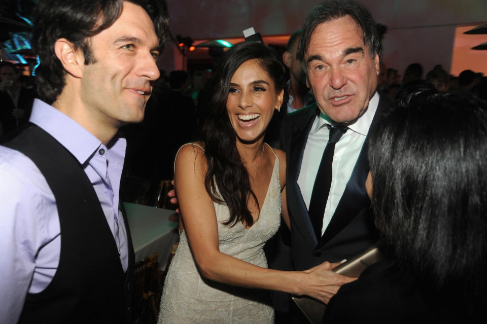 Sandra Echeverría y el director Oliver Stone en la fiesta tras el estreno de 