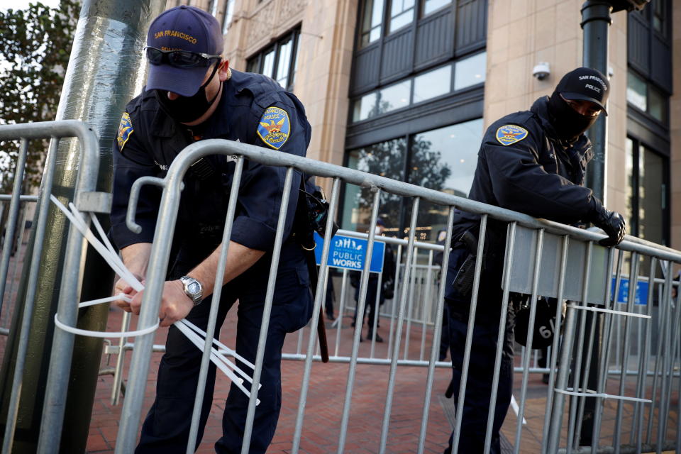 Polizisten sichern das Hauptquartier von Twitter in San Francisco vor der Demonstration. (Bild: REUTERS/Stephen Lam)