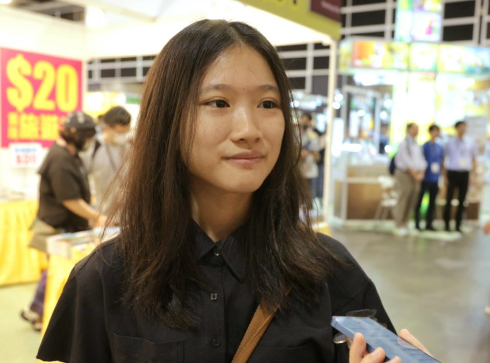 梁小姐與朋友入場，購買了一本關於香港本地遊的書籍，希望發掘更多城內景點。她又說今次選擇首日入場，期望避過擠擁人潮。