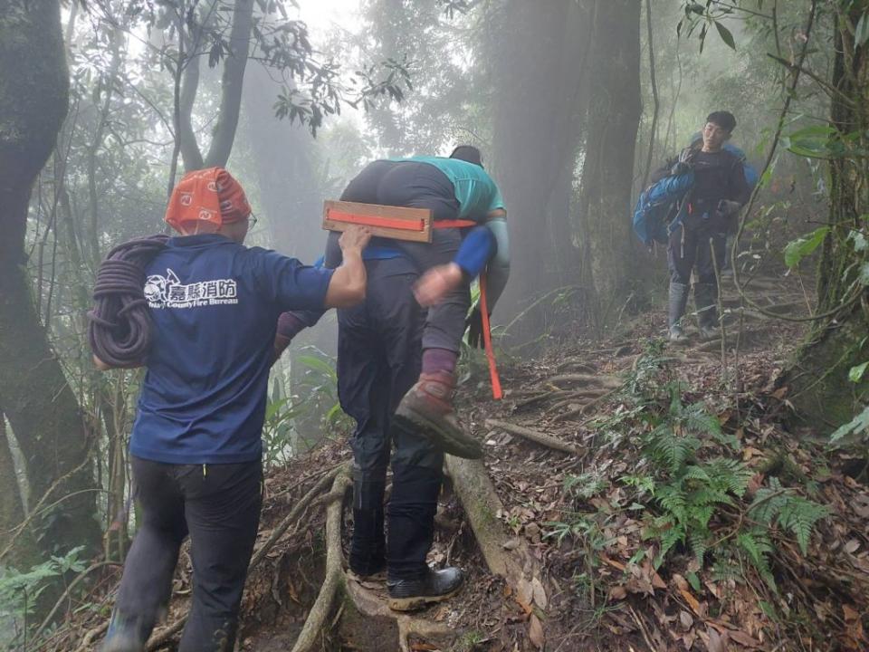 水樣森林出水口營地，女山友受傷，救援人員以搬運接駁方式運送下山送醫。（記者張誼翻攝）