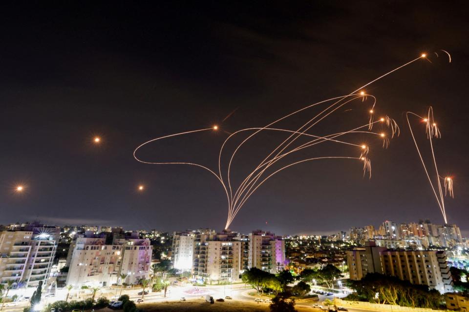 以色列南部阿什克隆的鐵穹飛彈防禦系統10日攔截火箭彈。路透社
