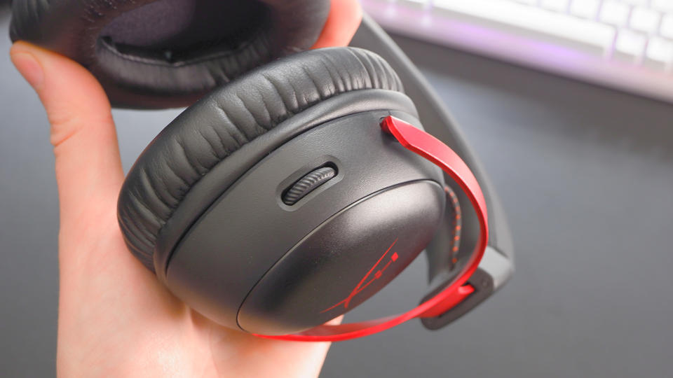 Ασύρματο ακουστικό gaming HyperX Cloud III σε ένα γραφείο