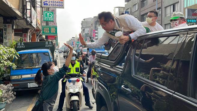 熱情店員送珍珠奶茶給黃偉哲，黃偉哲也與店員擊掌、向對方道謝。(黃偉哲競總提供／曹婷婷台南傳真)