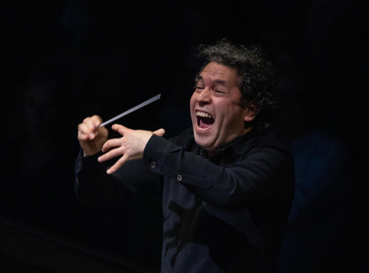 Gustavo Dudamel dirige la Filarmónica de Los Ángeles durante una presentación de la ópera de Wagner, 