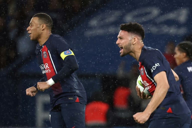 L'avant-centre portugais du Paris Saint-Germain Goncalo Ramos (d.) et l'attaquant français du PSG Kylian Mbappé (g.) lors du match de L1 contre Le Havre, à Paris, le 27 avril 2024 (FRANCK FIFE)