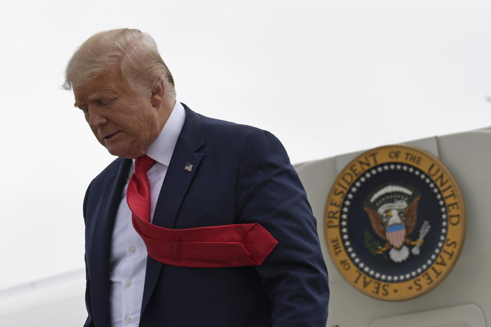 14.08.2020, USA, Morristown: Donald Trump, Präsident der USA, verlässt die Air Force One am Morristown Municipal Airport. Trump ist auf dem Weg nach New Jersey, wo er das Wochenende in seinem Trump National Golf Club verbringen wird. Foto: Susan Walsh/AP/dpa +++ dpa-Bildfunk +++