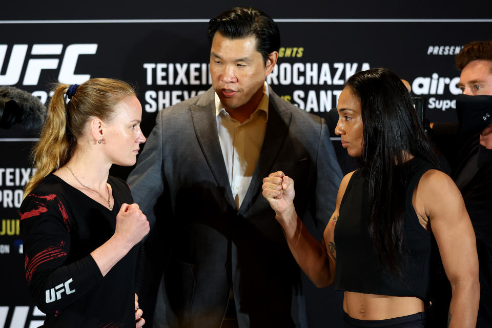 SINGAPORE, SINGAPORE - JUNE 08: UFC flyweight champion Valentina Shevchenko (L) of Kyrgyzstan and Taila Santos of Brazil face off ahead of their title bout as UFC Senior Vice President Kevin Chang (C) looks on during UFC 275 Media Day at Mandarin Oriental on June 08, 2022 in Singapore. (Photo by Yong Teck Lim/Getty Images)