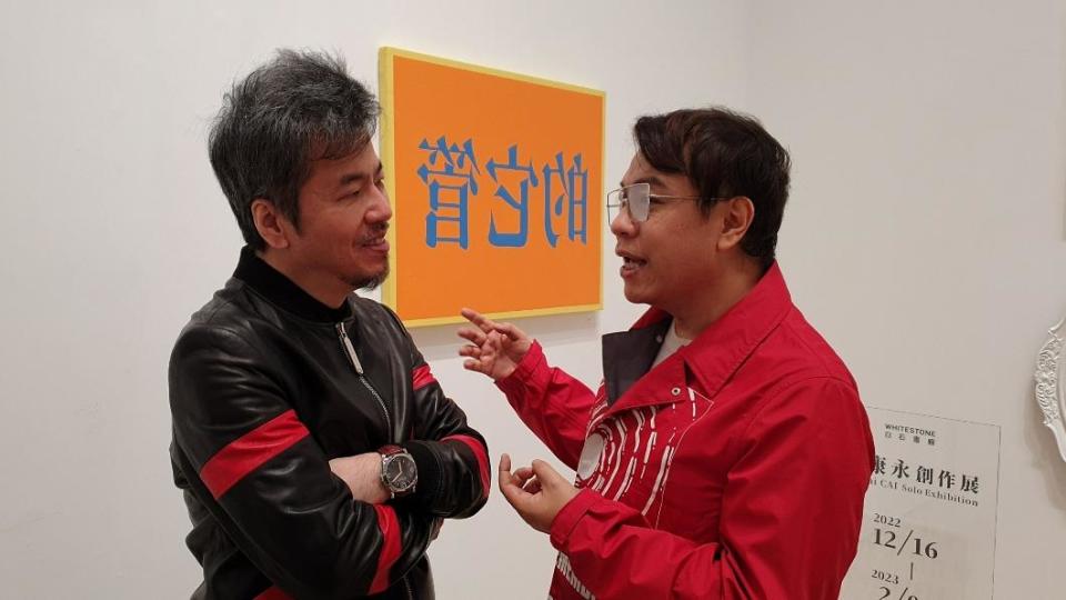 黃國倫參觀蔡康永的畫展。（圖／寇乃馨提供）