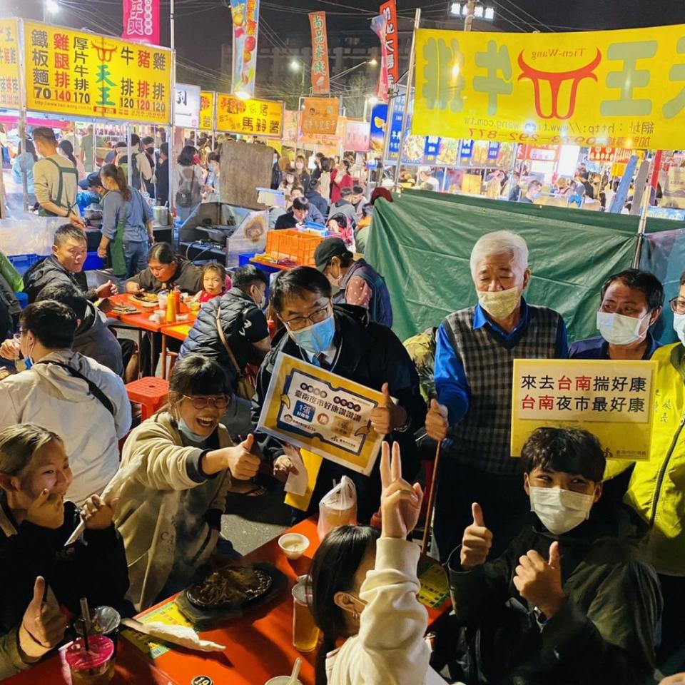 台南市長黃偉哲到花園夜市搶先體驗使用夜市券，與民眾開心合影。（觀光旅遊局提供）