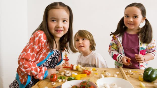 Dejar que los niños jueguen previamente con la comida incrementa las posibilidades de que la próxima vez se la coma de buena gana