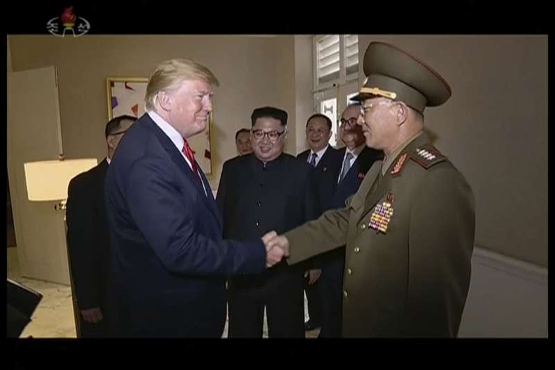2018年6月12日「川金會」，川普北韓人民武裝力量部部長努光鐵大將，竟然先向對方舉手敬禮，然後才握手（AP）