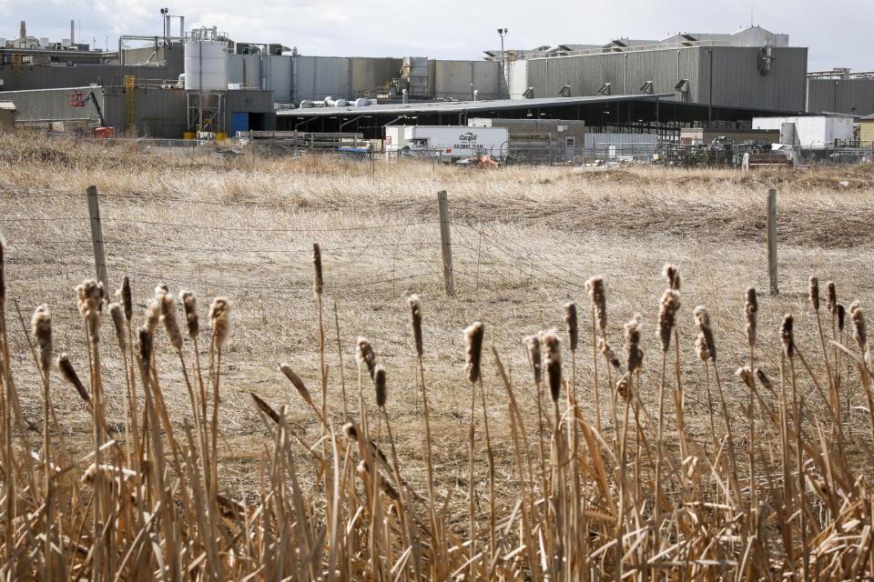 The Cargill beef plant near High River, Alta., is shown April 23, 2020. A union is trying to halt the planned reopening of an Alberta meat packing plant that has been the site of a major COVID-19 outbreak. There have been 921 cases of the virus at the Cargill plant south of Calgary, which has 2,000 workers. THE CANADIAN PRESS/Jeff McIntosh