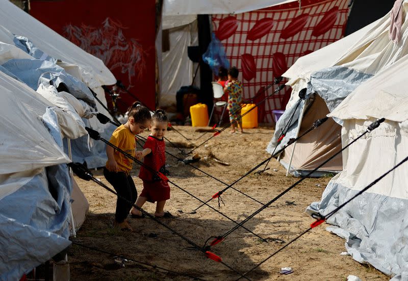 Niños palestinos desplazados por la violencia, en Jan Yunis