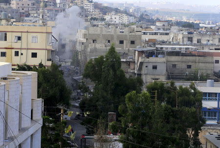 Smoke rises during clashes between Fatah fighters and Islamists in Ain al-Hilweh Palestinian refugee camp, near the port-city of Sidon, southern Lebanon, August 25, 2015. REUTERS/Ali Hashisho