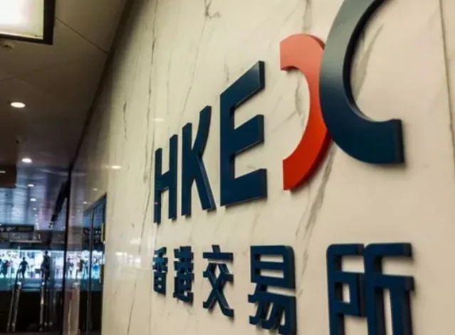 香港股市恒生指數昨（22）日跌破一萬五千點大關，香港特首李家超週二信心喊話，稱香港「仍然充滿競爭力」。