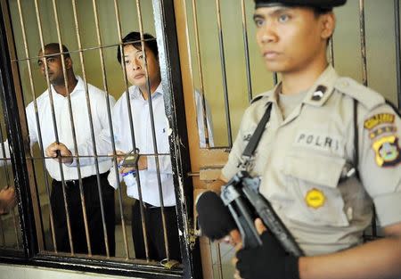 Australian death row prisoners Andrew Chan (C) and Myuran Sukumaran (L) are seen in a holding cell waiting to attend a review hearing in the District Court of Denpasar on the Indonesian island of Bali, in this October 8, 2010 picture taken by Antara Foto. REUTERS/Nyoman Budhiana/Antara Foto