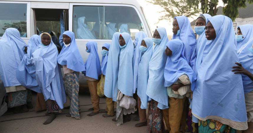 奈及利亞單是今年就發生7次大規模的綁架事件，圖為3月遭綁架的女學生獲釋畫面。（圖／達志／路透社）